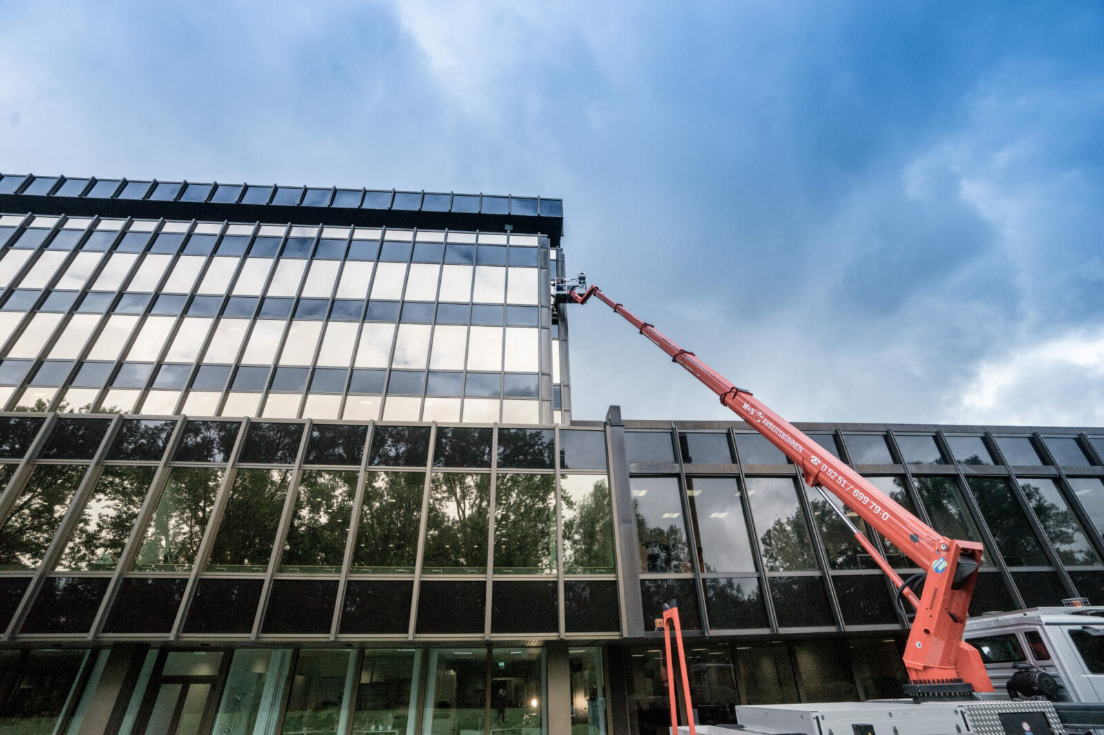 Was macht die vernetzten Dienstleistungen der ADU an der Universität Paderborn zu einem echten Mehrwert? 2 Glas Fassadenreinigung 100